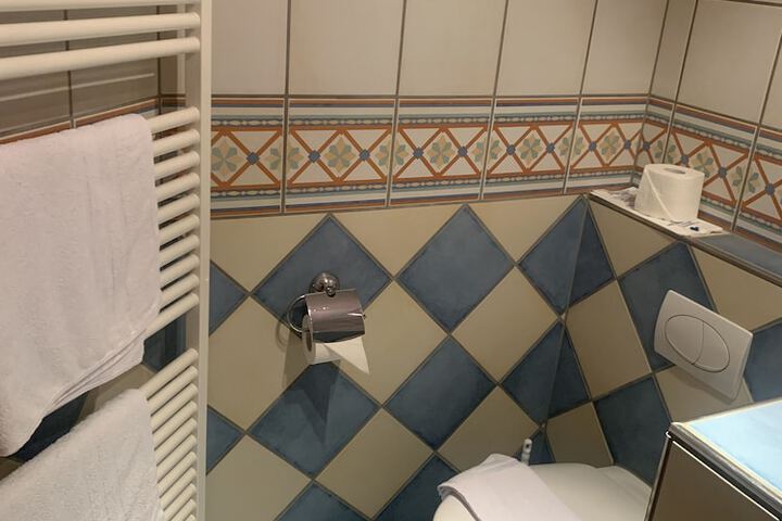Room 16 of 34
