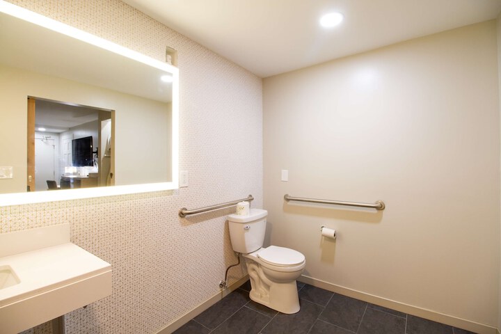 2 Queen Beds Outdoor Pool Area Desk Work Space Refrigerator, Coffee and Tea Maker Full Breakfast (6 of 20)
