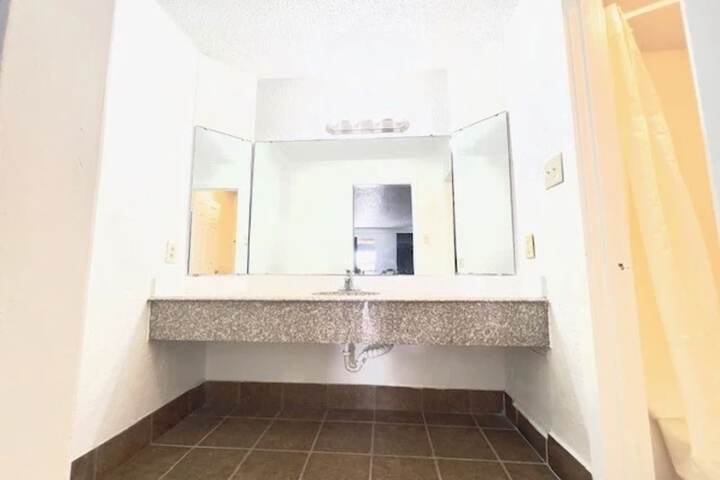 Room 6 of 9