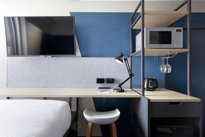 Room 6 of 80