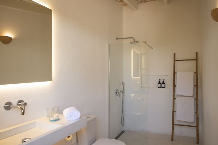 Room 83 of 157