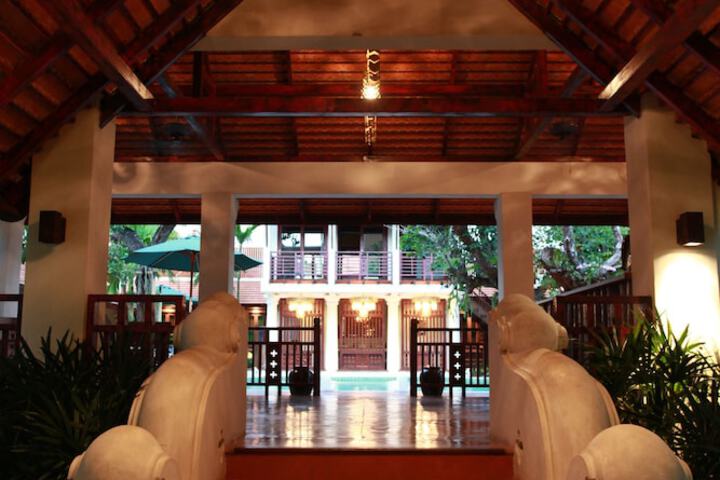 Lounge 98 of 140