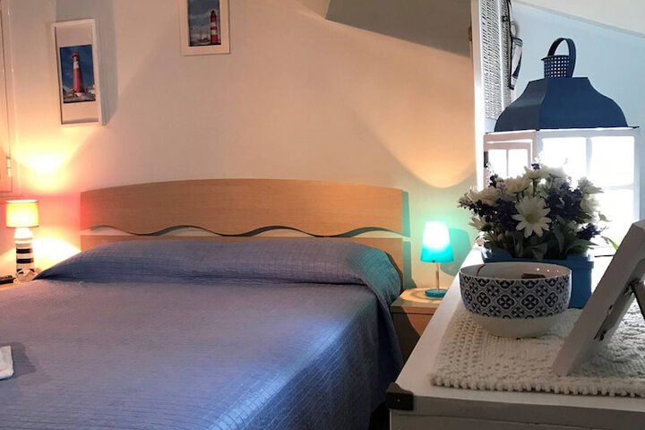Room 4 of 18