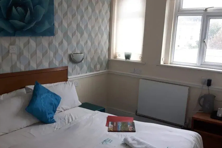 Room 6 of 14