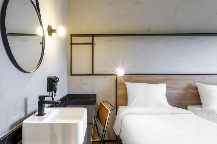 Room 10 of 42