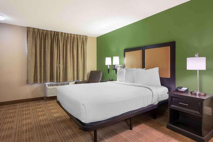 Studio Accessible Queen Size Bed (9 of 10)