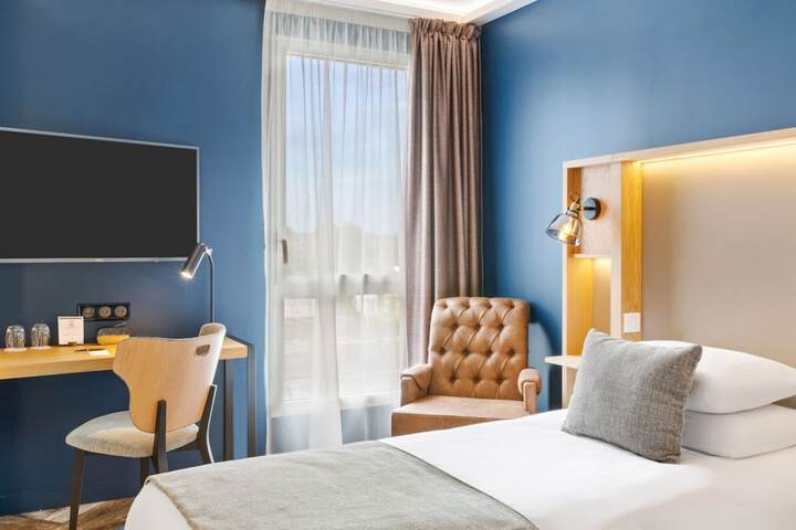 Room 4 of 37