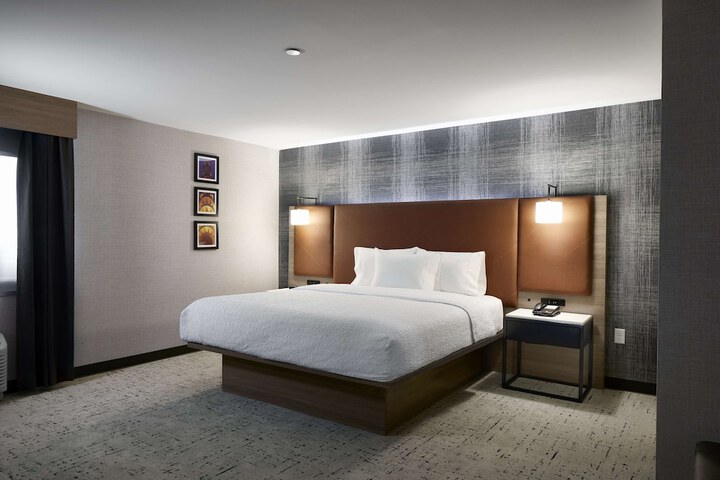 1 King Bed (1 of 10)