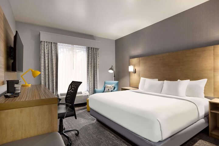 1 King Bed (5 of 8)