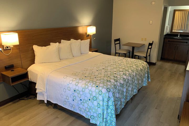 Studio 1 King Bed Smaller Room (2 of 9)