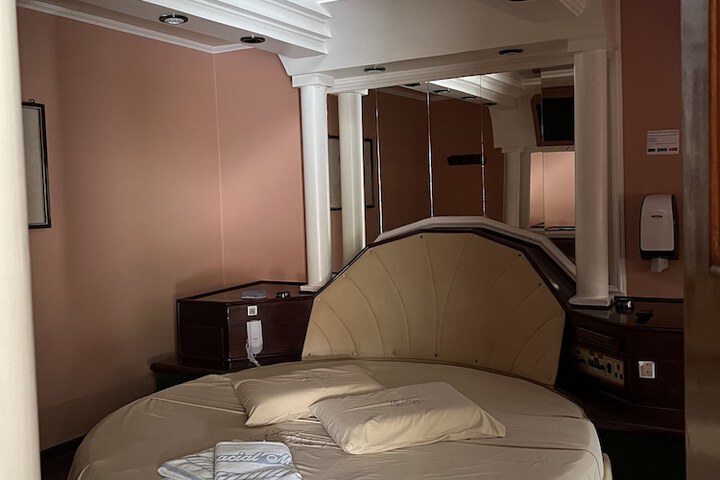 Room 42 of 118