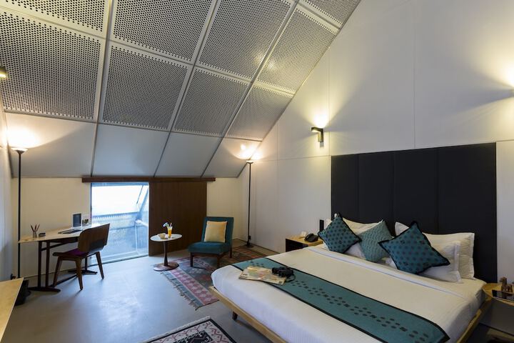 Room 4 of 76