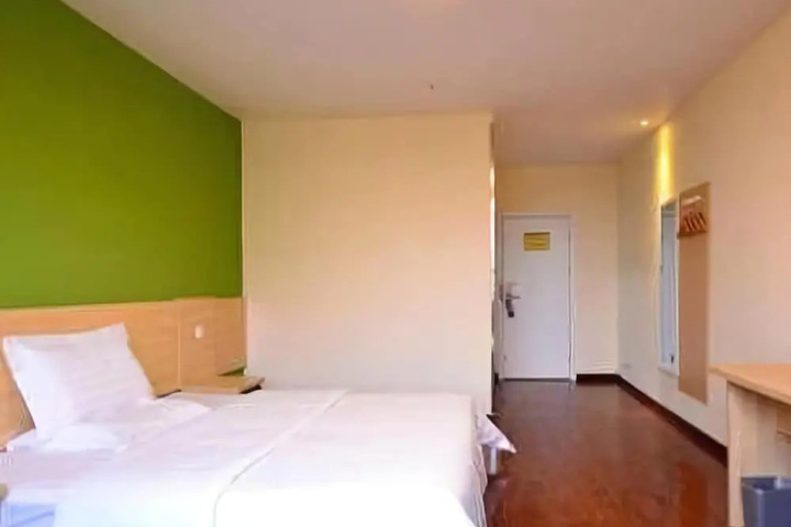 Room 7 of 9