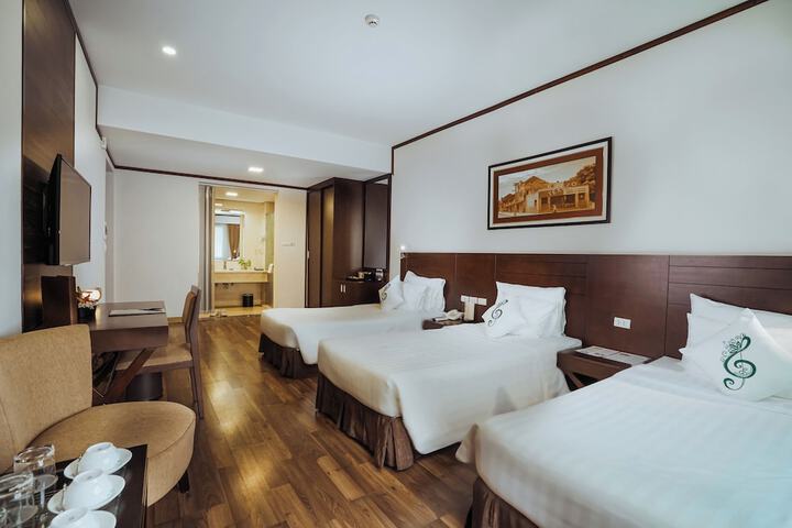 Room 12 of 100