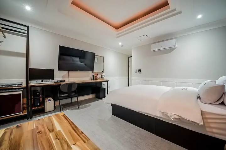 Room 3 of 15