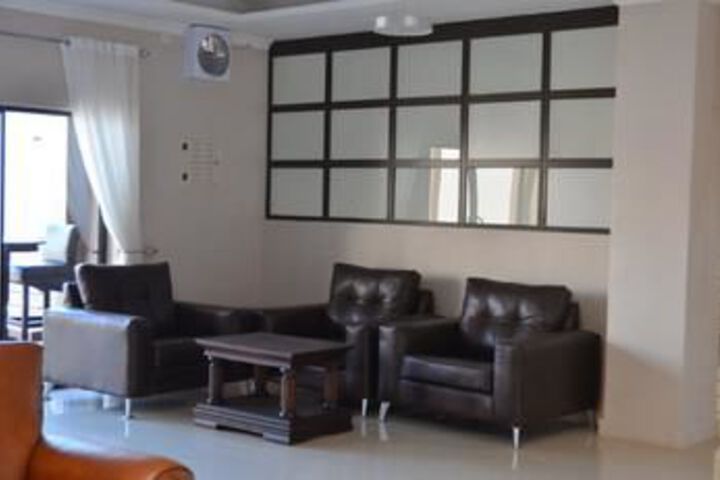 Lounge 12 of 16