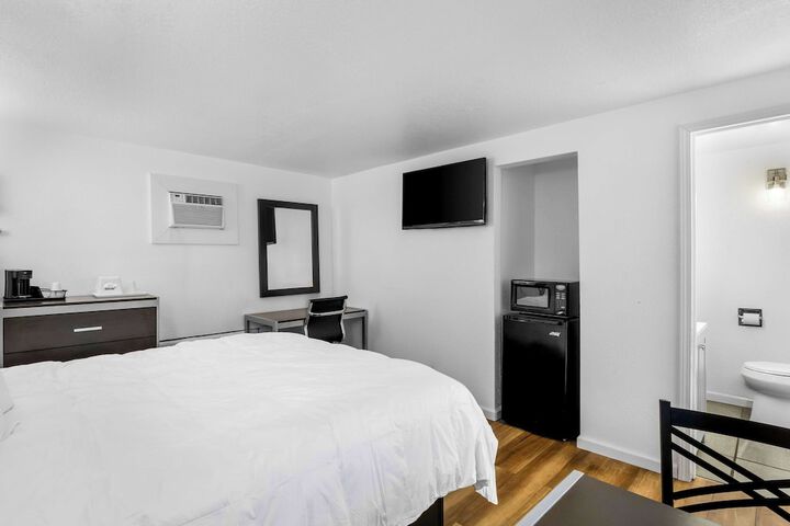 1 King Bed (10 of 18)
