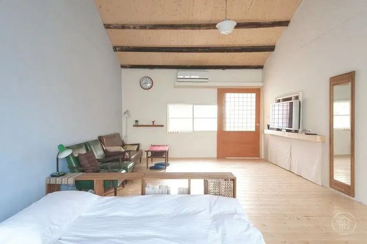 Room 4 of 8