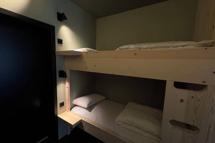 Room 8 of 76