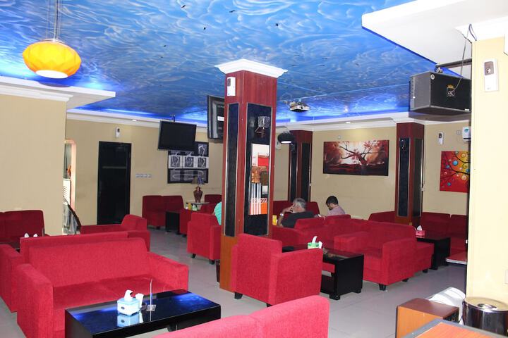 Lounge 26 of 32