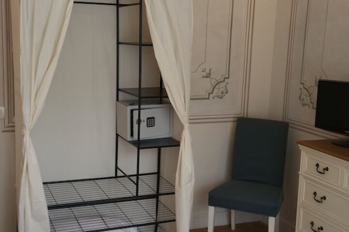Room 16 of 40