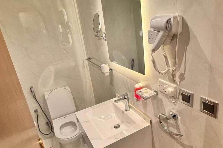 Room 4 of 32
