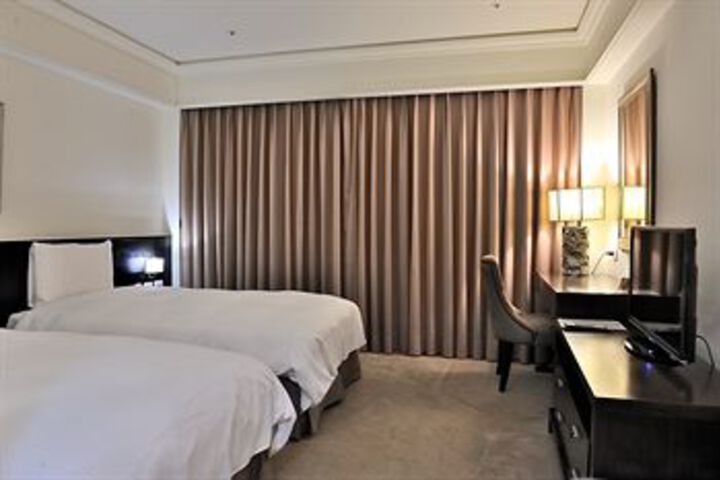 Room 4 of 28