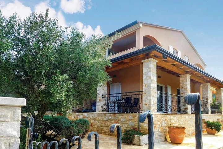 Awesome Home in Basanija With Wifi and 2 Bedrooms