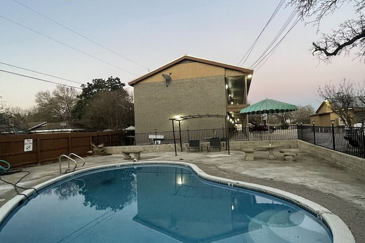 Pool 10 of 19