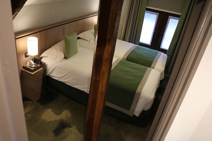 Room 7 of 94