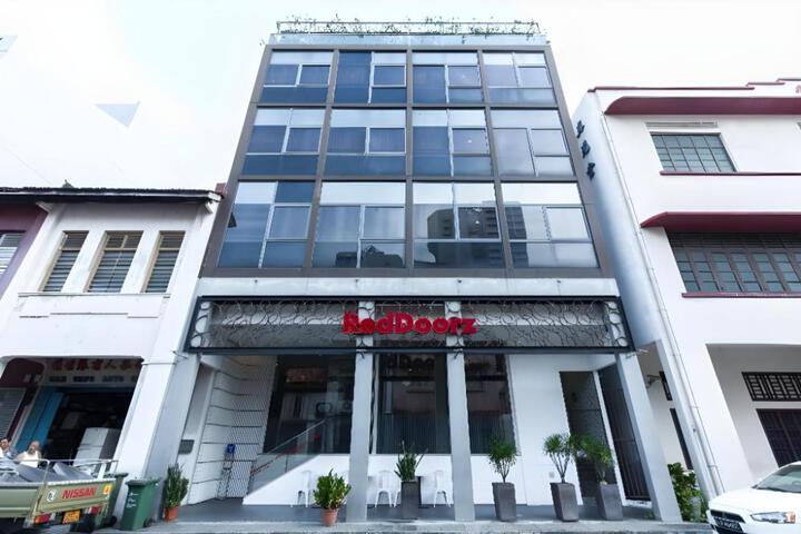 Reddoorz Plus at Little India in Singapore