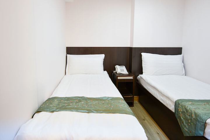Room 8 of 33