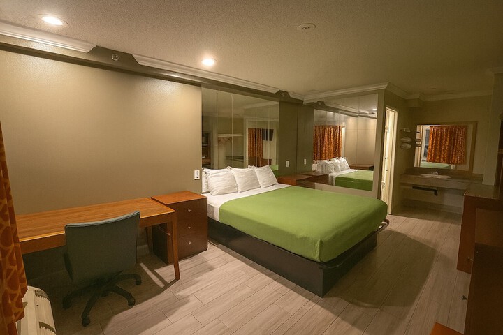 Room 6 of 30