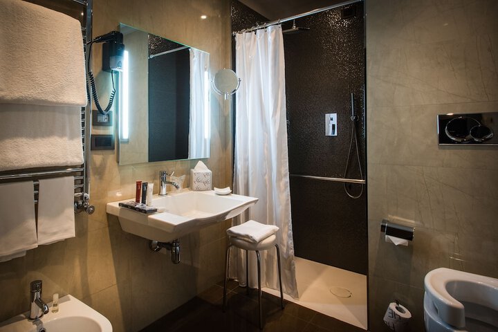 Room 32 of 72