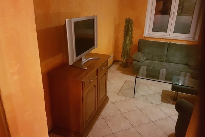 Room 5 of 10