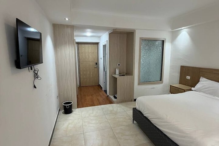 Room 8 of 33