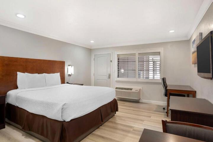 1 King Bed Desk Microwave and Refrigerator WiFi Full Breakfast (12 of 12)