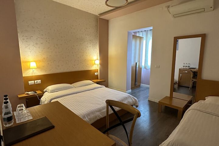 Room 3 of 32