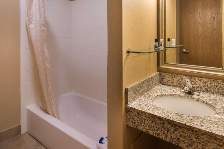 2 Queen Beds High Speed Internet Accessible Refrigerator, Coffee Maker Iron and Ironing Board Hairdryer Continental Breakfast (23 of 25)
