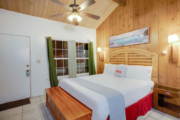 1 King Bed Pool View (7 of 23)