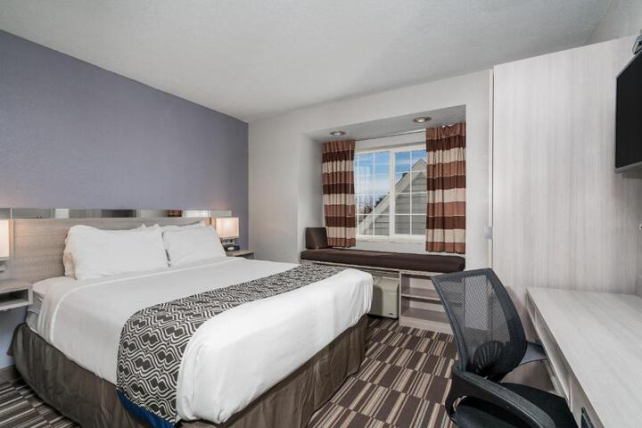 1 Queen Bed Accessible Room (4 of 20)