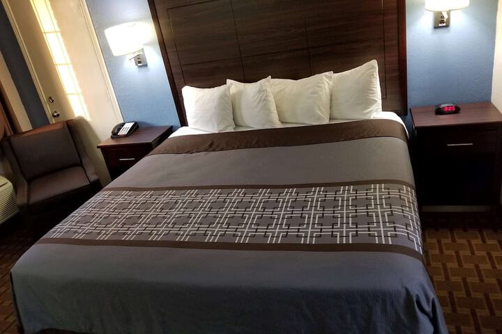 1 King Bed High Speed Internet Accessible Microwave and Refrigerator Desk Flat Screen Televi (4 of 16)