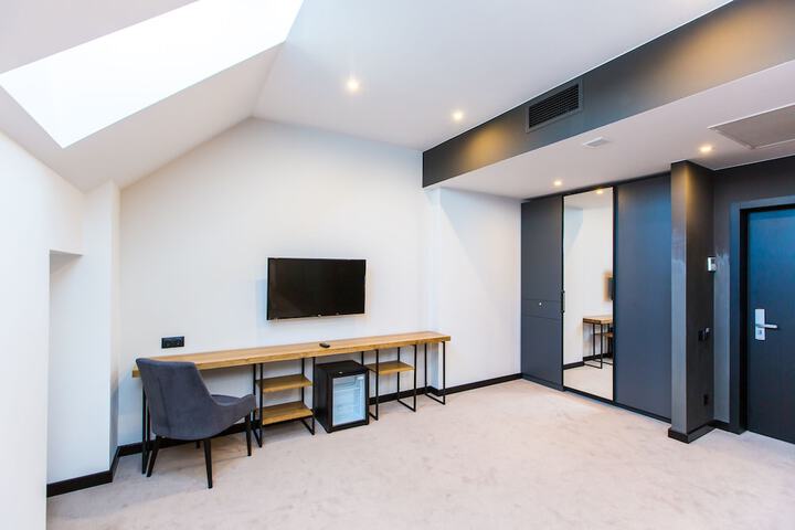 Room 17 of 28