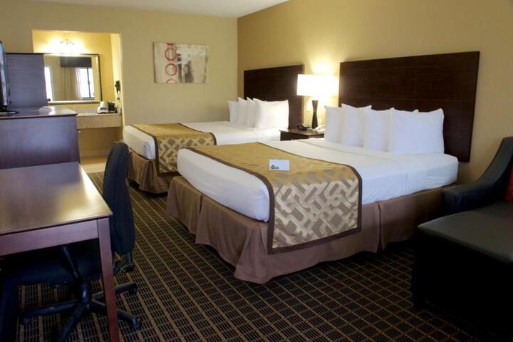 2 Queen Beds (14 of 16)