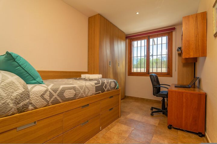 Room 32 of 35
