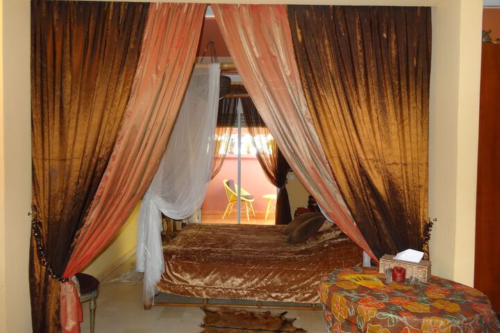 Room 12 of 100