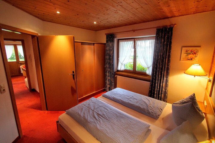 Room 5 of 102