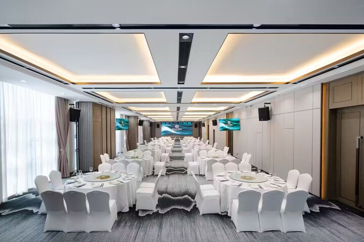 Ballroom/Hall 66 of 92