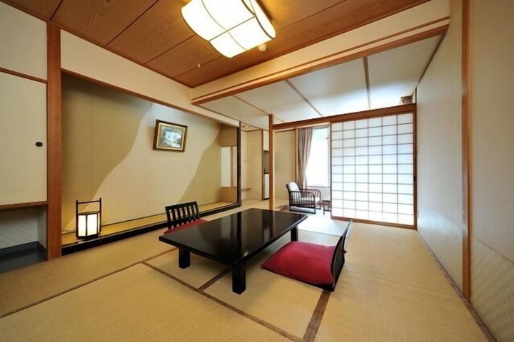 Room 7 of 18