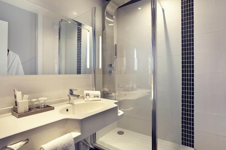 Room 8 of 28